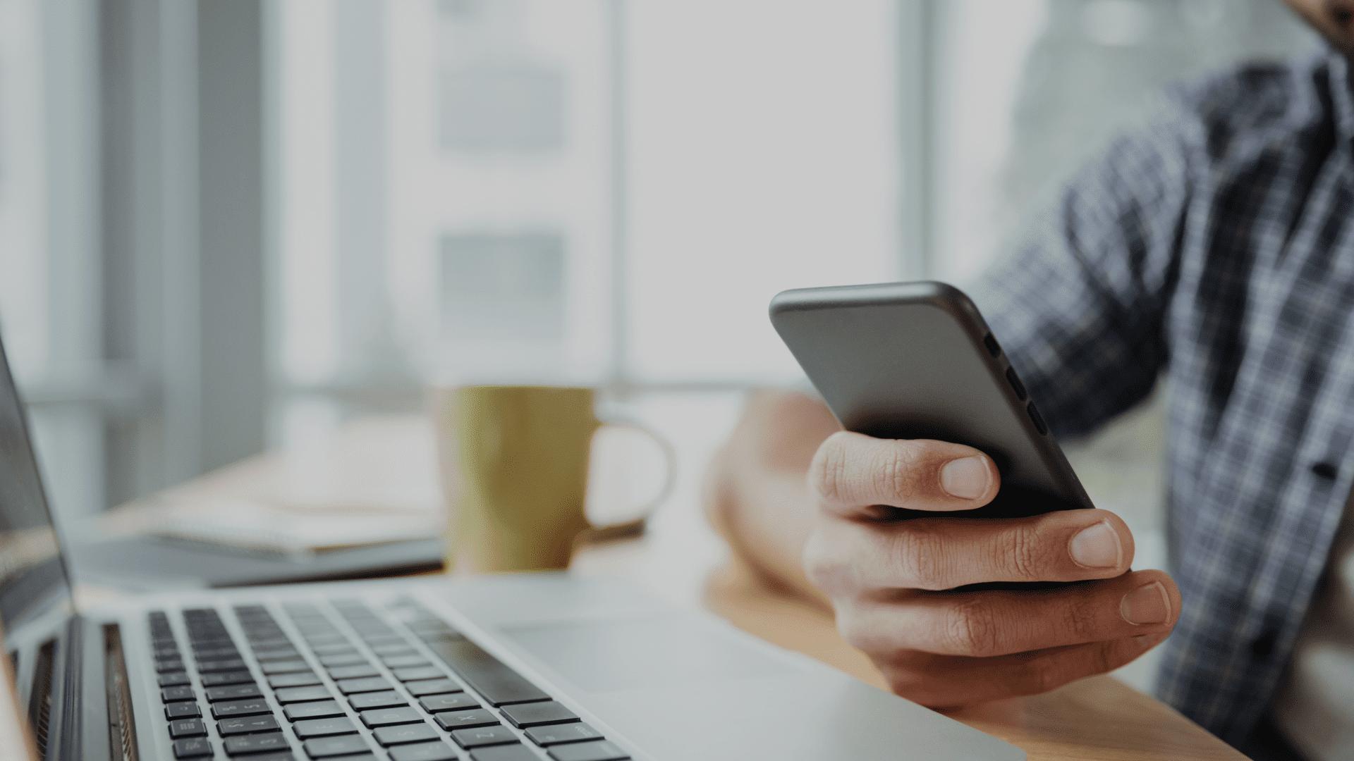 une personne tient un téléphone