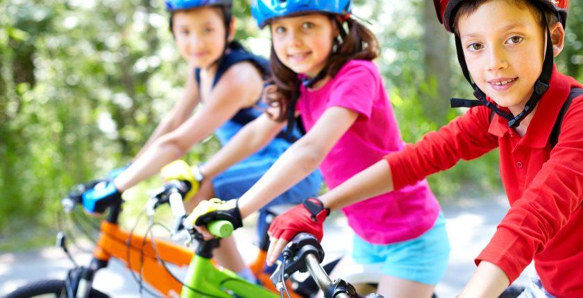 des enfants en tenu de sport font un pierre feuille ciseau