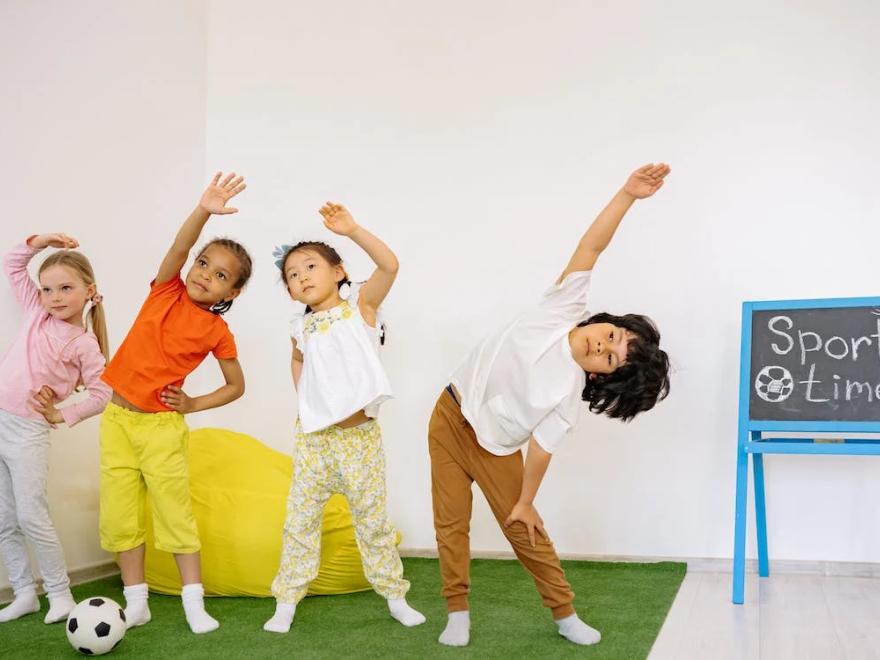 des enfants en tenu de sport font un pierre feuille ciseau