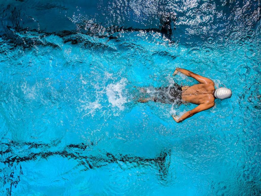 des enfants en tenu de sport font un pierre feuille ciseau